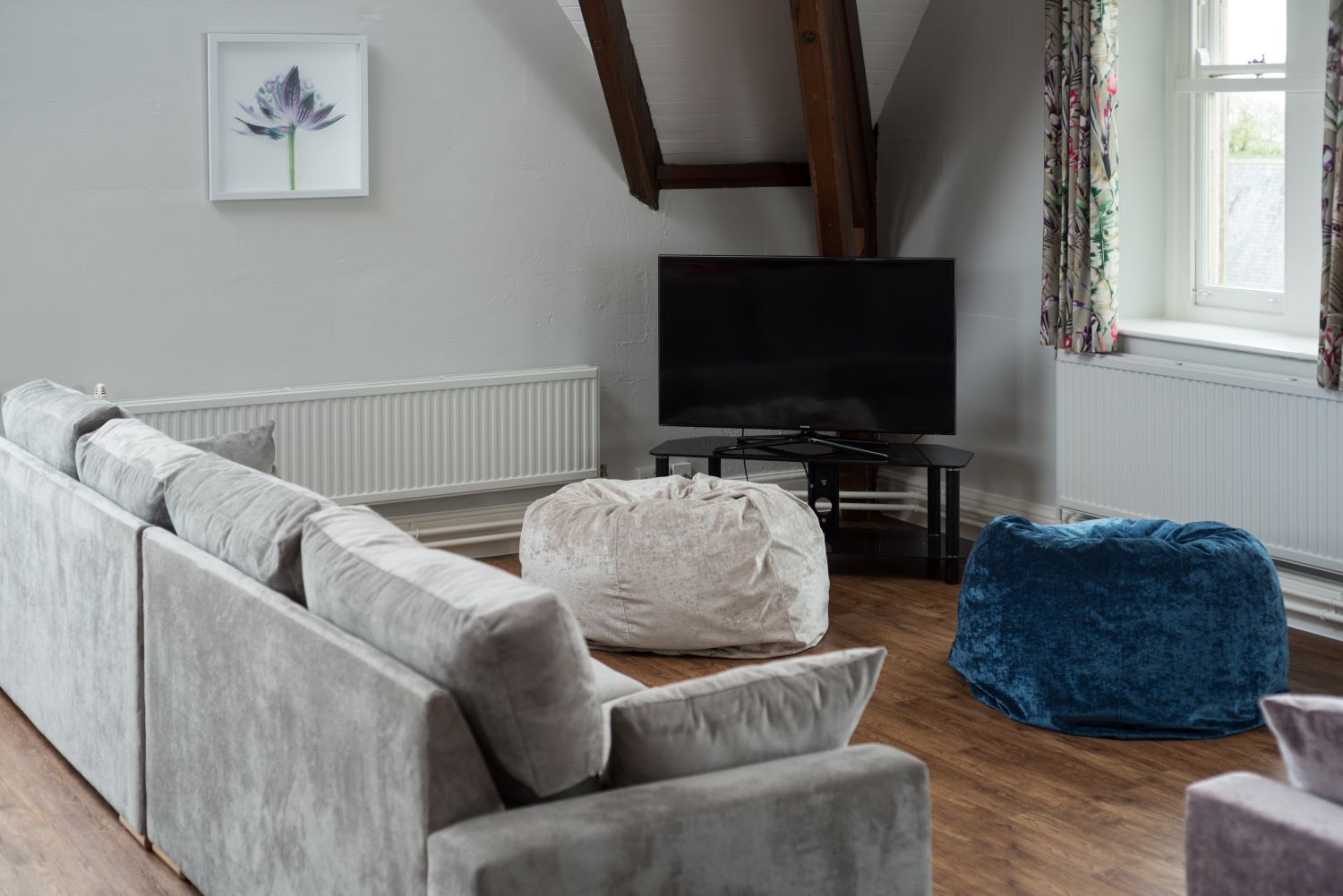 Bath accommodation lounge